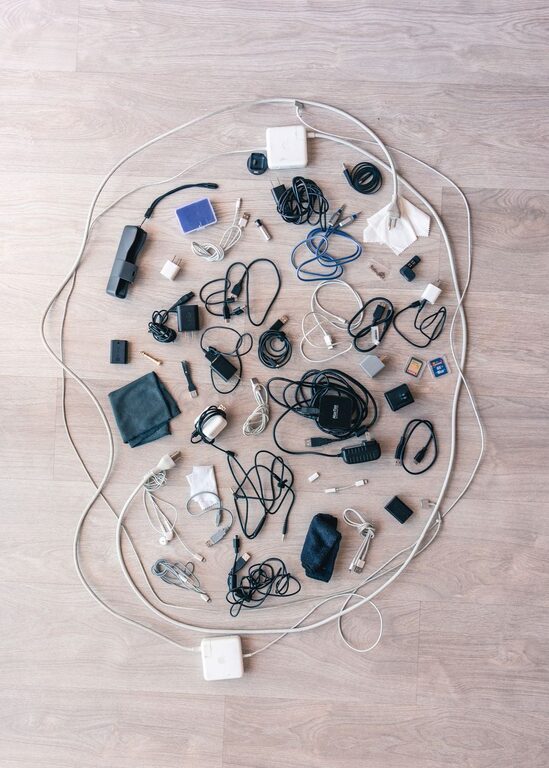 Cómo organizar cables y cargadores de forma ordenada y eficiente